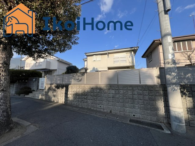 明石市大久保町高丘6丁目　中古戸建のエントランス|南西向きですので陽当たり良好です♪明るい空間で家族団らんのひと時をお過ごしいただけます！