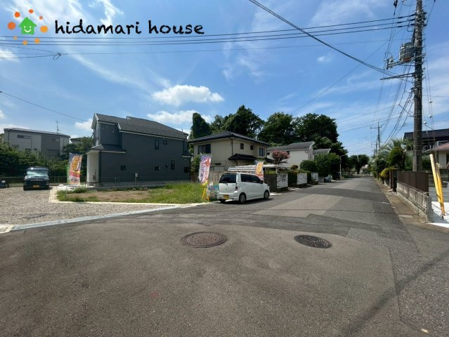 見沼区御蔵第2期　新築戸建　ハートフルタウン01の前面道路含む現地写真