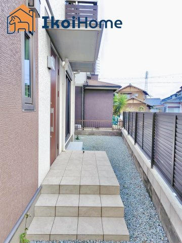 明石市大久保町茜3丁目　中古戸建のエントランス|●年中無休：当日予約可●小さな庭でガーデニングや家庭菜園などを楽しむことができます。