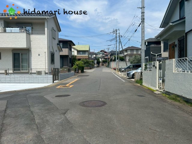 見沼区御蔵第2期　新築戸建　ハートフルタウン02の前面道路含む現地写真