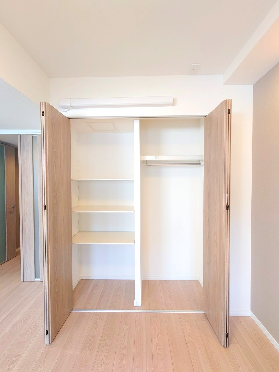 ◆京阪「伏見桃山」駅まで徒歩４分◆角部屋◆収納豊富な間取り◆イーグルコート伏見桃山の居間・リビング|収納