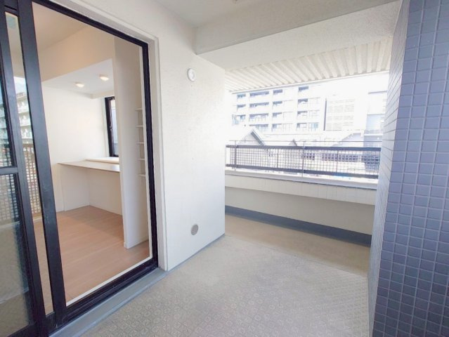 ◆京阪「伏見桃山」駅まで徒歩４分◆角部屋◆収納豊富な間取り◆イーグルコート伏見桃山のバルコニー|バルコニー