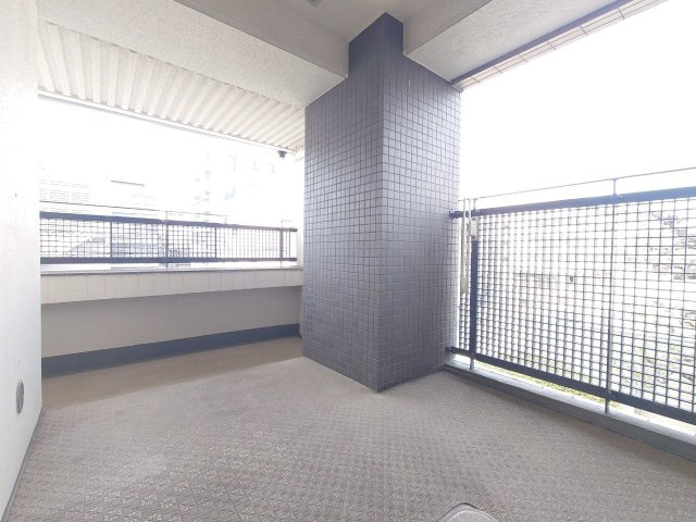 ◆京阪「伏見桃山」駅まで徒歩４分◆角部屋◆収納豊富な間取り◆イーグルコート伏見桃山のバルコニー|バルコニー