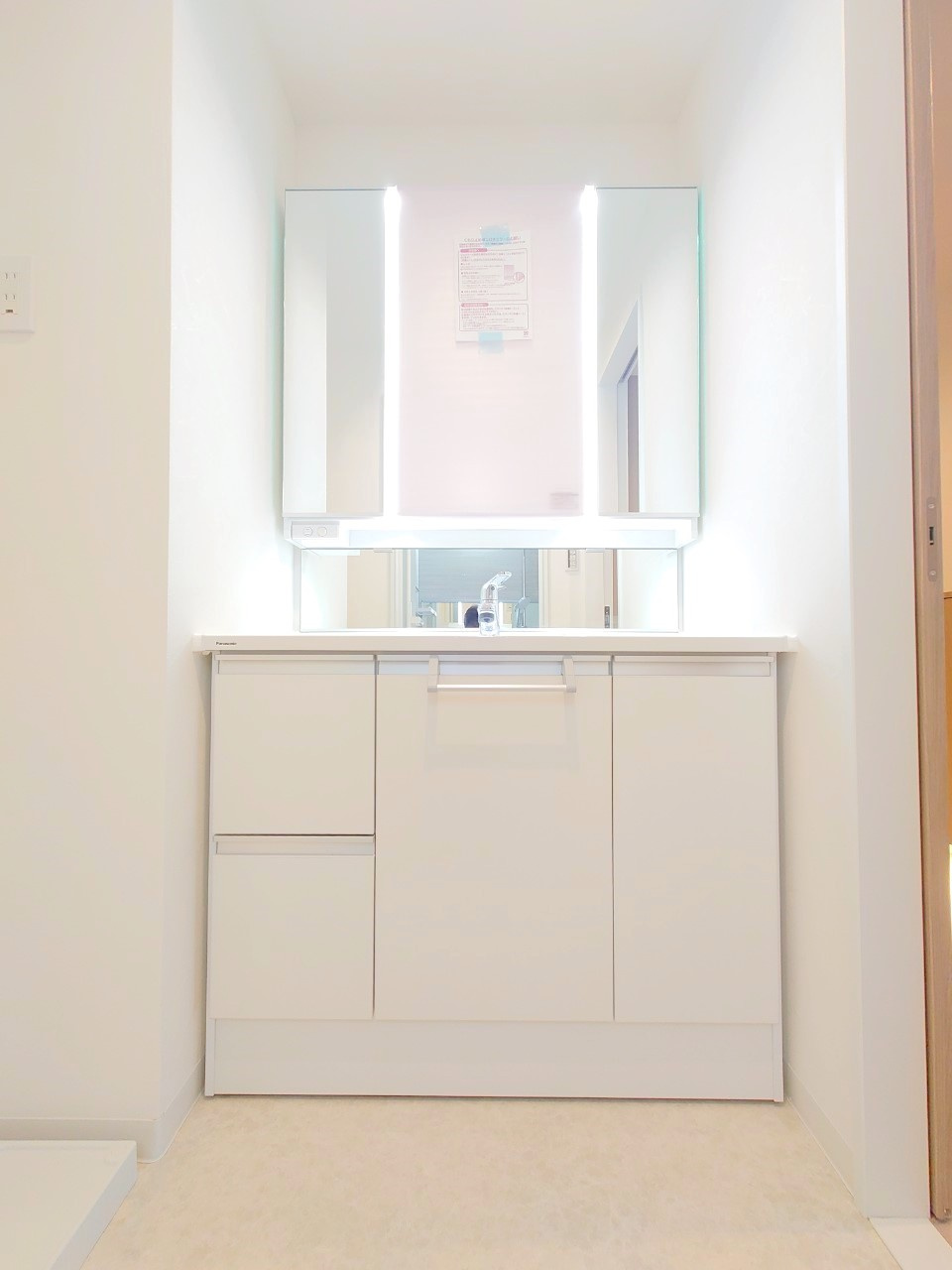 ◆京阪「伏見桃山」駅まで徒歩４分◆角部屋◆収納豊富な間取り◆イーグルコート伏見桃山の洗面所|洗面