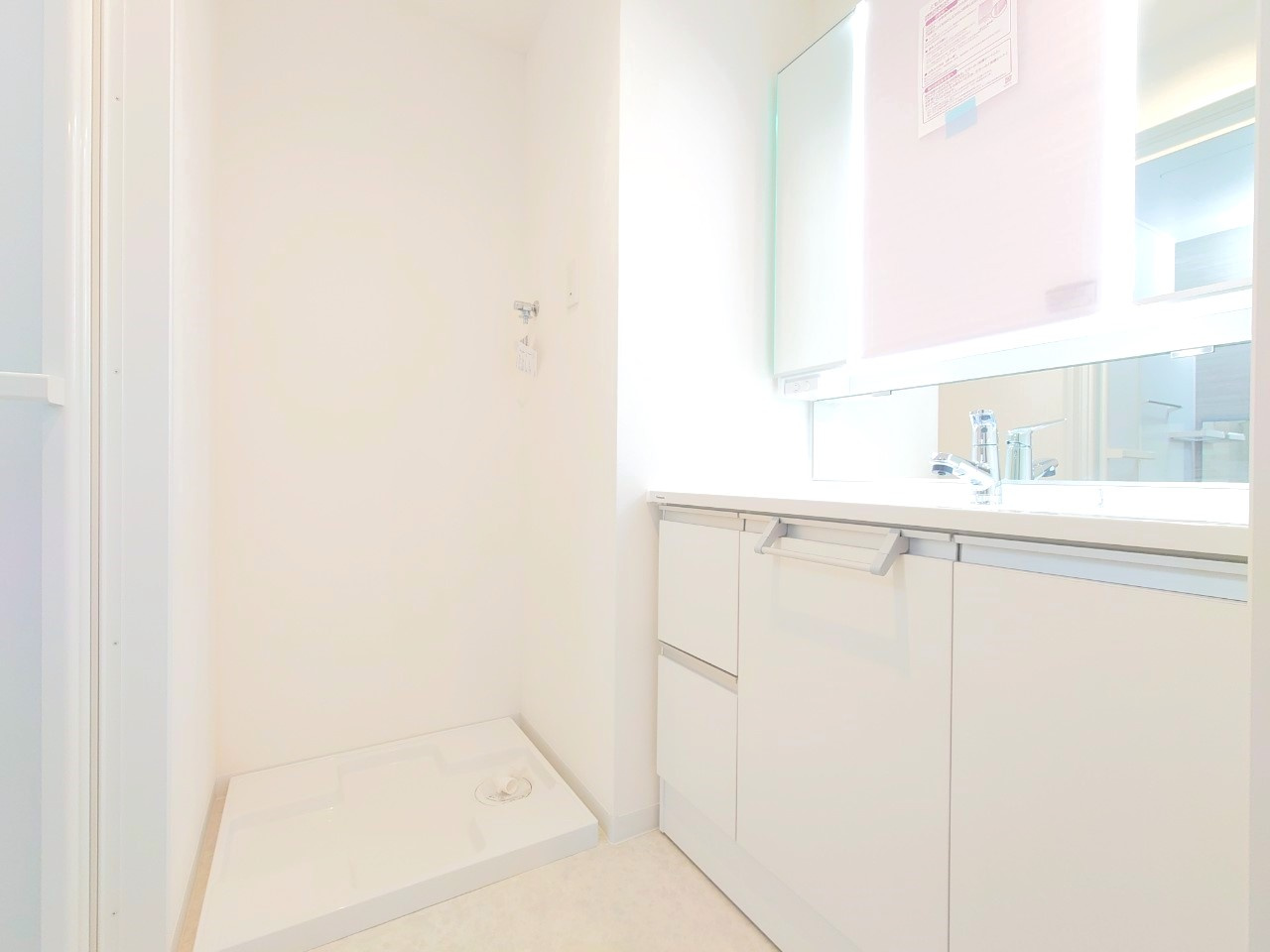 ◆京阪「伏見桃山」駅まで徒歩４分◆角部屋◆収納豊富な間取り◆イーグルコート伏見桃山の洗面所|洗面