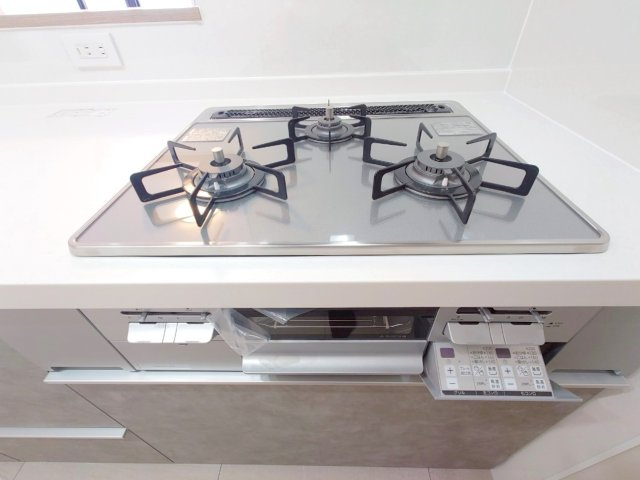 ◆京阪「伏見桃山」駅まで徒歩４分◆角部屋◆収納豊富な間取り◆イーグルコート伏見桃山のキッチン|３口コンロ