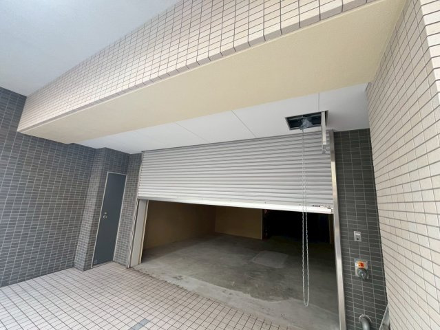 フジⅢ～フジスリー～のエントランス|電動シャッターあり。