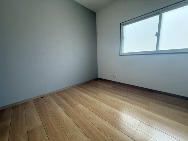 城南町二丁目戸建の洋室