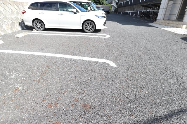 フォレストコート・アゼリアの駐車場