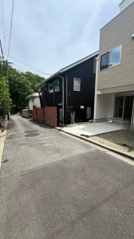 泉ガ丘の前面道路含む現地写真