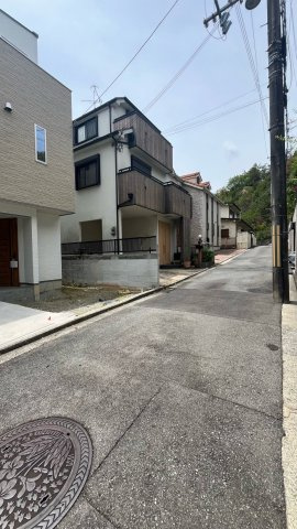 泉ガ丘の前面道路含む現地写真