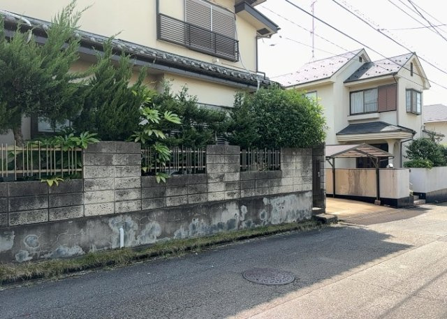 【外観】 | 家を建てる場合、方位は要チェックです。現実的に日当たりのよい家ならばリビングは南側、建築基準法でも北側に当たる家への配慮は求められています。土地を見学に行く際は、方位磁針を持って行くようにしましょう。