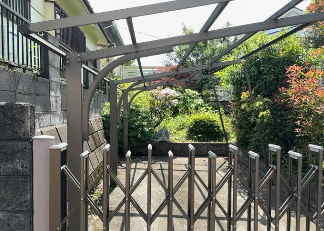 【外観】 | 土地を買う際、住む地域の自治体や福祉の補助制度にも注目してみましょう。子供や老人の医療補助やゴミ出しのルールなど、自治体によってルールに大きな違いがあるため、暮らしやすい土地で判断するとよいでしょう。