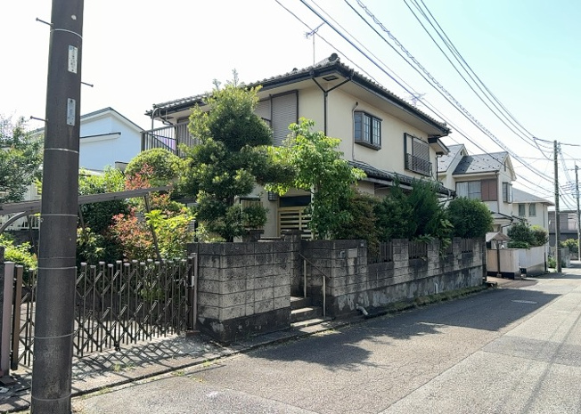 【外観】 | 土地の前の道路に消火栓が設置されていることがあります。この場合、道路交通法第45条第1項により、駐車禁止の場所が指定されています。そのため、車庫などの駐車スペースをつくることができない場合があります。