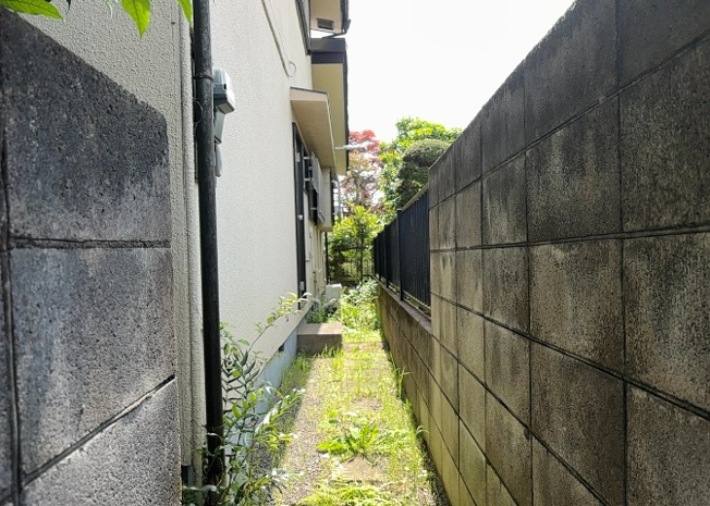 【外観】 | 現地に行くなら、物件の周囲の地形がどうなっているかを見ることも大切です。周辺より低くなっている土地では、大雨などで水が集まりやすいため、地盤が弱くなっているということも考えられるため、注意が必要です。