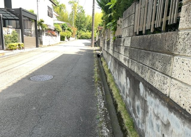 【外観】 | 物件の詳細については、現地を見てわかること以外に、役所や法務局などで調べないとわからないことがあります。そのため、現地に行く場合は、もしこの物件を買ったらどのような生活ができるかをイメージしましょう。