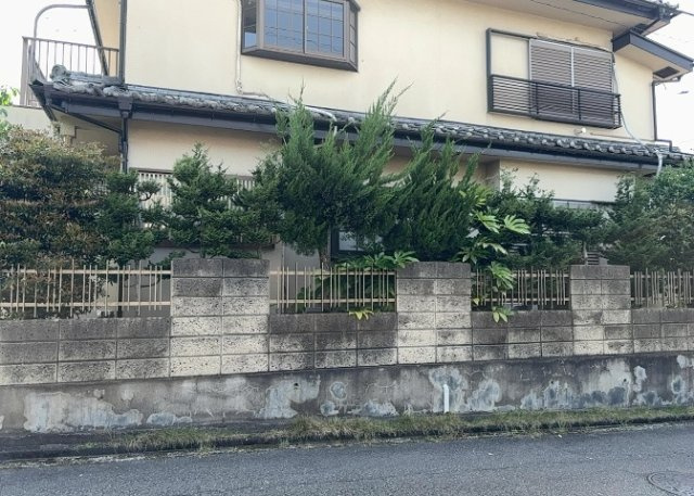 【外観】 | 隣家の土地はどうなっているのか、生活利便施設が近くにあるのか、学校まで近いかなど、お客様のライフスタイルにあわせたイメージが重要です。また、近くにあると困る施設が近くにないかも確認するといいでしょう。