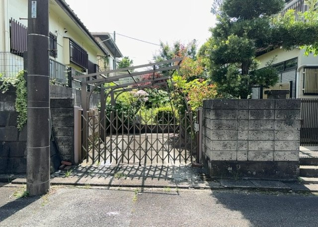 【外観】 | 人が暮らすうえで日光は大切な要素となります。日当たりの良さは譲れないポイントですね。併せて近くに大きな建築物の建築予定がないか、あるいはそれが可能な土地が近くにないか事前に確認することもお勧めします。