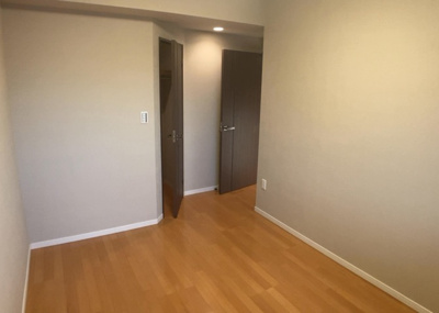 【庭】 | レーベンハイム緑ヶ丘エアーズ | 物件によっては、入居者が個人的に使用できる専用庭がついているものもあります。また、住宅の中にある土間の部分を庭と呼ぶこともあります。庭の用途は住む人によって変わり、それによってデザインもさまざまです。