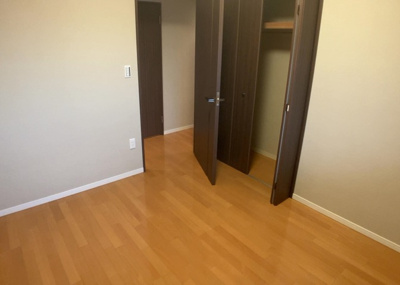 【中庭】 | レーベンハイム緑ヶ丘エアーズ | 中庭（パティオ）とは、一つの建築物の内部に設けられた、壁などで囲われている庭のことを指します。コの字型、ロの字型が主流ですが、L字型の中庭もあります。最近では、インテリア性の高さからも人気があります。