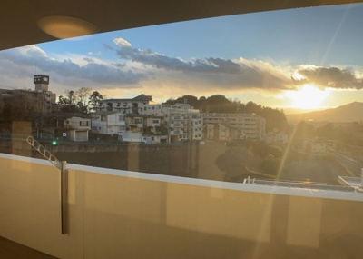 【設備】 | レーベンハイム緑ヶ丘エアーズ | エントランス付近に設置されている集合ポストは、住んでいる部屋と離れているため、ポストをあさるなど誰かに何かされていても被害に気づきにくいです。入居する時には他人に特定されにくい番号で鍵をかけましょう！