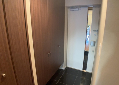 【ロビー】 | レーベンハイム緑ヶ丘エアーズ | ロビーというと、エントランスと何がちがうの？と思いますよね。実はロビーとエントランスには明確な決まりはありません。物件によっては、エントランスを入って広がるある程度の広さのある空間がロビーとなります。