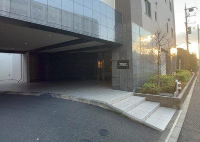 【現況写真】 | レーベンハイム緑ヶ丘エアーズ | 道幅が広い場所は日当たりや風通が良好です。幅が広いのですれ違いも可能ですし大きな車でも駐車可能！一方で、大型車が通ることも多くなるため交通量の増加により騒音に繋がります。また土地の値段が高くなります。