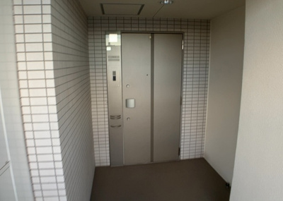 【玄関】 | レーベンハイム緑ヶ丘エアーズ | 玄関は家の顔でもあり、家族以外の目にも止まる場所です。玄関は外との間を仕切る扉、靴などをしまっておく収納スペース、靴脱ぎのたたきスペース、来客とのやり取りをするドアホンなど複数のアイテムからなります。