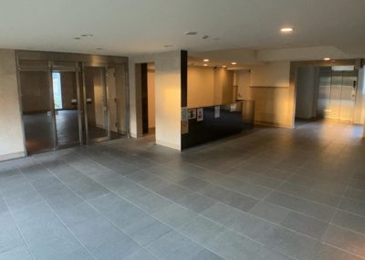 【内装】 | レーベンハイム緑ヶ丘エアーズ | 共有部分は、住民なら誰もが使える設備のこと。例えば駐車場やエレベーター、インターネット設備、セキュリティ設備などがあります。他にも、マンションの廊下・外部階段やエントランス・ゴミ置き場などがあります。