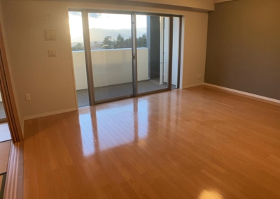 【外観】 | レーベンハイム緑ヶ丘エアーズ | 外観はマンション管理がされているかの目安になります。築年数が古いと、壁面は劣化してひび割れが生じることも！建物が古びていても細かいところが修繕されていると、きちんと管理されているなぁと感じるでしょう。