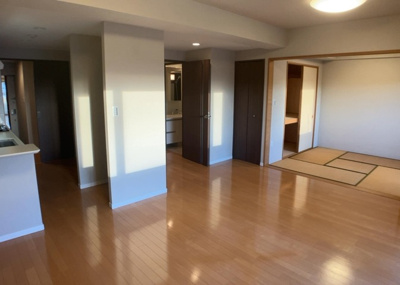 【バルコニー】 | レーベンハイム緑ヶ丘エアーズ | 一般的なバルコニーは、奥行1.5ｍ程ですが、ワイルドバルコニーは2ｍまで広がっています。そのため洗濯物の間隔をあけ干すことができ、乾きやすいというメリットや、ガーデニングが楽しめる等の特徴があります。