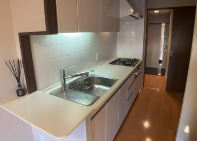 【展望】 | レーベンハイム緑ヶ丘エアーズ | 眺望の良さを楽しめるダイニングキッチンで家族団らんの時間を過ごしてはいかがでしょうか。バルコニーから見える景色を家族で眺める時間は、時間が経つのを忘れてしまいそうですね。是非、現地を見に行きましょう！