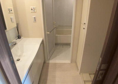 【駐車場】 | レーベンハイム緑ヶ丘エアーズ | 車一台あたりに必要なスペースは、標準サイズの普通自動車で横幅2m50cm、長さ5mは必要になります。ただし、乗降のことも考慮して横幅3m30cm、長さ5m50cmほどは確保できるところを選びましょう。