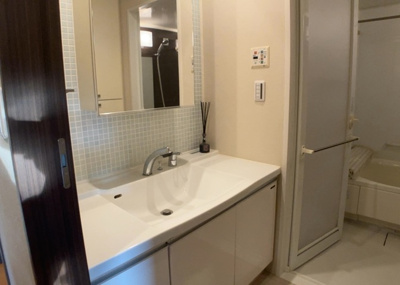 【駐車場】 | レーベンハイム緑ヶ丘エアーズ | 駐車場と明記されていても、最小スペースでつくられた駐車場だと大型車は駐車できなかったり、出入りしにくくなったりする可能性があります。お車のサイズと購入したい物件の駐車場のサイズを現地で確認しましょう。