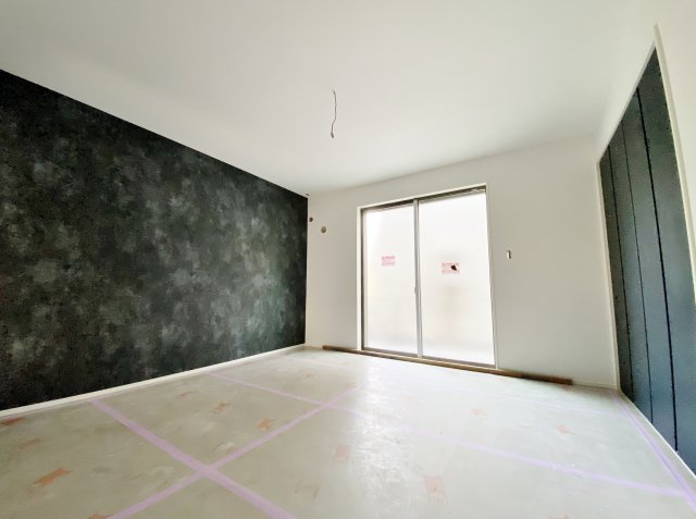 練馬区田柄2丁目 限定1棟の洋室|1階8帖洋室は整形なお部屋なので家具のレイアウトもしやすいです
壁面にはお洒落なアクセントクロスを施してます
壁面ワイドなクローゼットも魅力的です