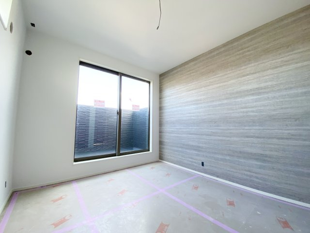 練馬区田柄2丁目 限定1棟の洋室|3階5.7帖洋室は壁面にアクセントクロスを施し空間を華やかに演出します
大きな掃き出し窓からバルコニーに動線がつながります