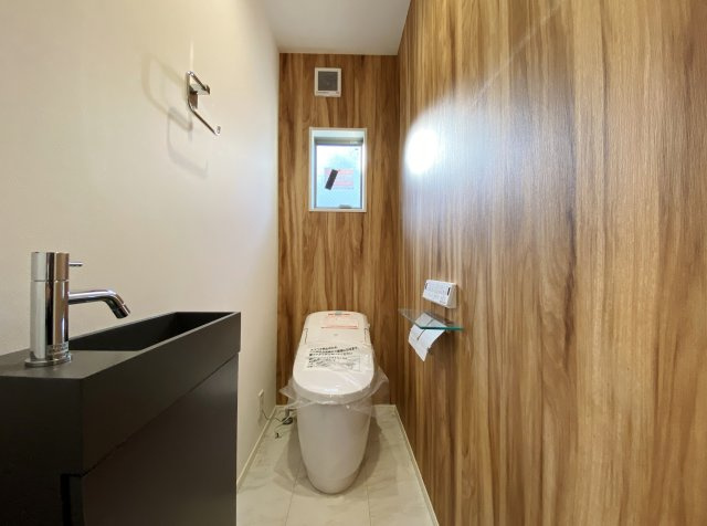 練馬区田柄2丁目 限定1棟|アクセントクロスを施したスタイリッシュなトイレ
便利な手洗いカウンターを設置しています
トイレは1階2階ともに設置しているので忙しい朝にもン便利です