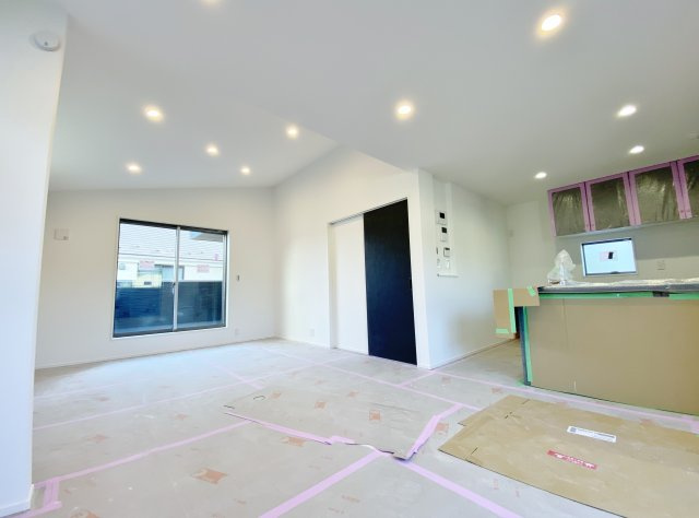 練馬区田柄2丁目 限定1棟の居間・リビング|ご内覧できます
是非、現地にて建物のボリュームや陽当たり等ご確認ください
LDKは20帖の開放感あふれる空間
多面開口の明るく心地よい家族団らんスペースです