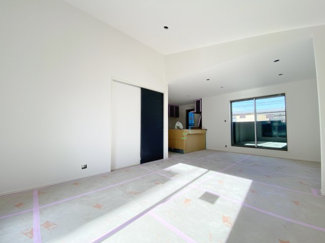 練馬区田柄2丁目 限定1棟の居間・リビング|2階リビングのシャッタは便利な電動シャッターを設置いたします
より快適に過ごせる20帖のゆとりあるLDK