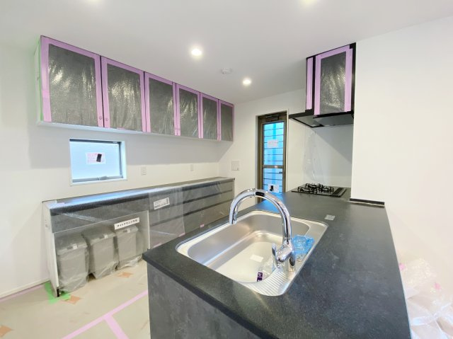 練馬区田柄2丁目 限定1棟のキッチン|スタイリッシュなキッチン
キッチン背面にはキッチンと同じ面材のカップボードを設置しています
家事効率のあがるハイペックなキッチンです