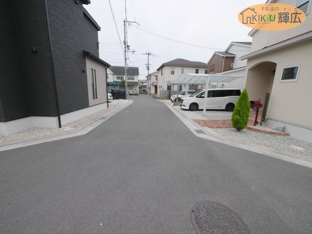 加古川市平岡町高畑　中古戸建の前面道路含む現地写真