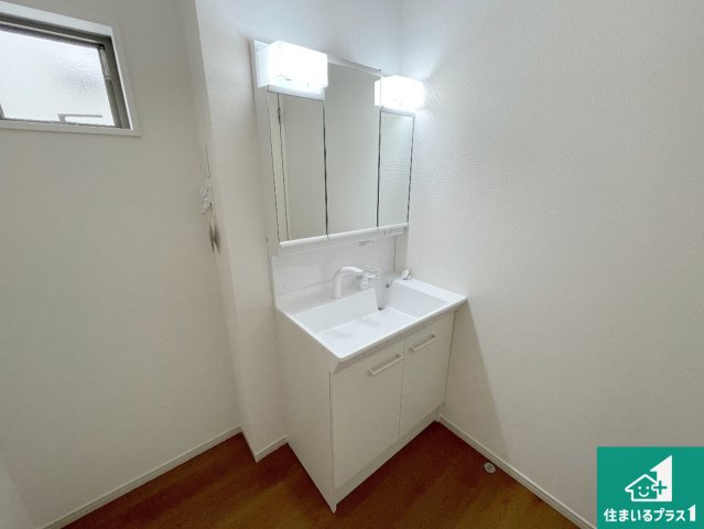 甲賀市水口町虫生野中央　新築一戸建ての独立洗面台|清潔感のある洗面台です。フラットな鏡は掃除がしやすく毎日清潔！鏡裏には収納があるのでスッキリとした洗面台が保てます。