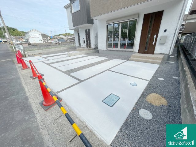 甲賀市水口町虫生野中央　新築一戸建ての駐車場|並列２台駐車可能！ゆとりの駐車スペースで車庫入れもスムーズ！