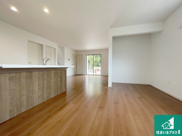 甲賀市水口町虫生野中央　新築一戸建ての居間・リビング|シンプルなリビングは、観葉植物等のインテリアを楽しめますね！パパ好みにも、ママ好みにも家具次第で雰囲気を変えることができます！