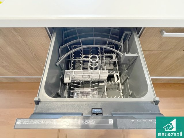 甲賀市水口町虫生野中央　新築一戸建ての設備|食事後の一仕事、食器洗いをボタン一つでお任せできちゃいます！場所を取らないビルトイン式なので、お料理スペースもしっかり確保！