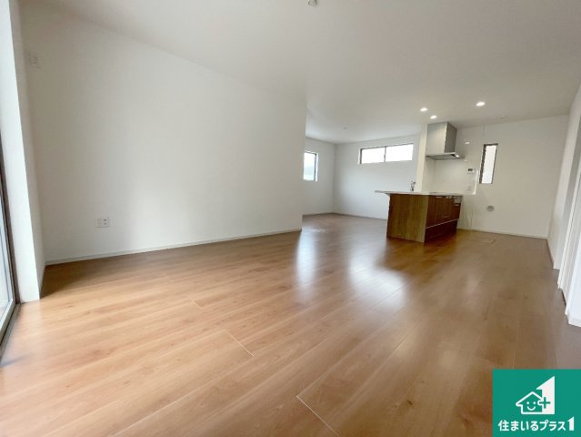 甲賀市水口町虫生野中央　新築一戸建ての居間・リビング|シンプルなリビングは、観葉植物等のインテリアを楽しめますね！パパ好みにも、ママ好みにも家具次第で雰囲気を変えることができます！