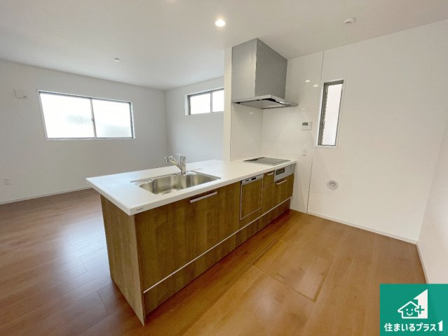 甲賀市水口町虫生野中央　新築一戸建てのキッチン|明るいリビングで朝の目覚めもスッキリできそう！対面キッチンでご家族のコミュニケーションも自然と増える設計！小さなお子様が遊ぶスペースを作っても広々とくつろげるLDK！