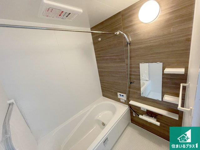 甲賀市水口町虫生野中央　新築一戸建ての浴室|足をゆったり伸ばして寛げる浴槽です。窓が設けられていますので差し込む光が明るく穏やかな雰囲気にしてくれます♪浴室乾燥機も設置しているので、雨の日の洗濯物も安心です♪