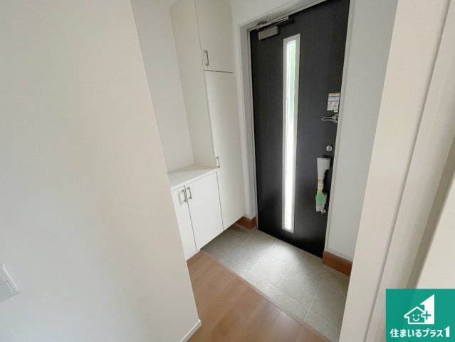 甲賀市水口町虫生野中央　新築一戸建ての玄関|シューズボックスにはたくさんの靴が収納できるので玄関周りはいつもスッキリ！ご家族が増えても安心！