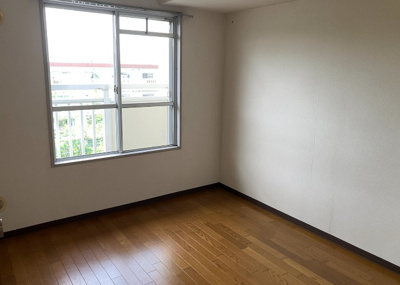 【洋室】 | グリーンメゾン南大沢５号棟 | 洋室のメリットは重い家具が置きやすく、身の回りが整理しやすいことです。 床がフローリングのため畳とは異なり凹みにくいです。 クローゼットなど収納が豊富で、普段使わない旅行カバンや服の整頓も簡単にです。